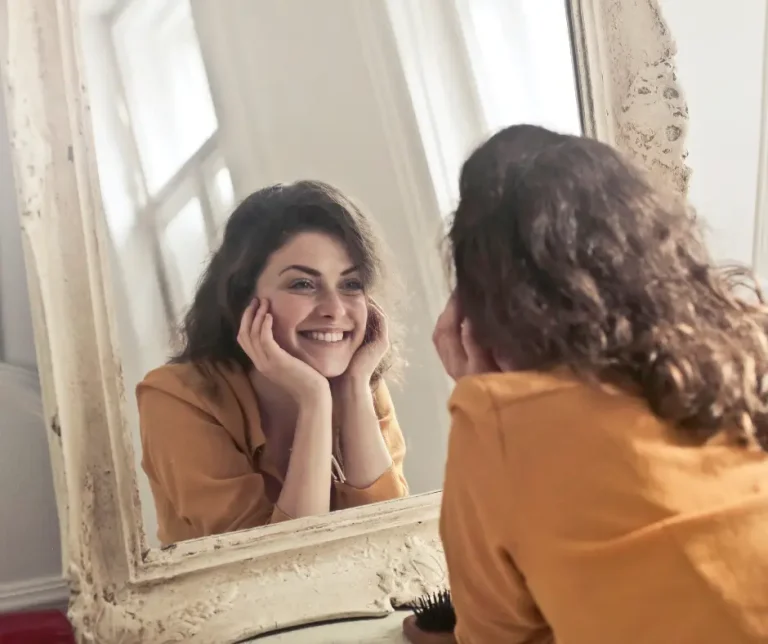 Branding e autostima: una donna che si specchia