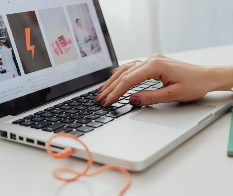 Web designer al lavoro su un sito business progettato su misura