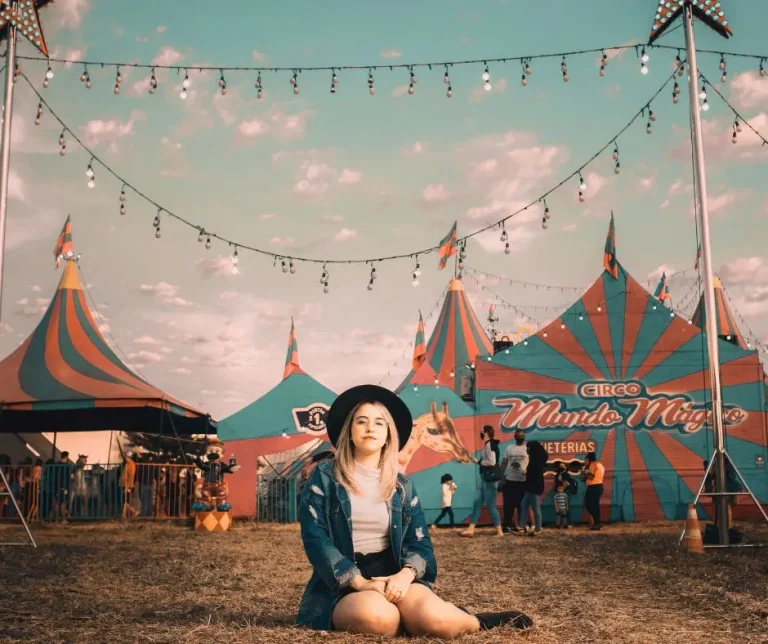 Il tuo business è come il circo: ragazza seduta davanti ai tendoni del circo