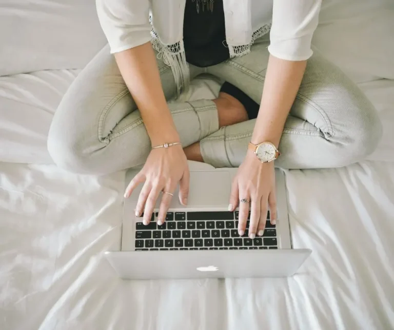 Donna con pc valuta pro e contro di Pinterest