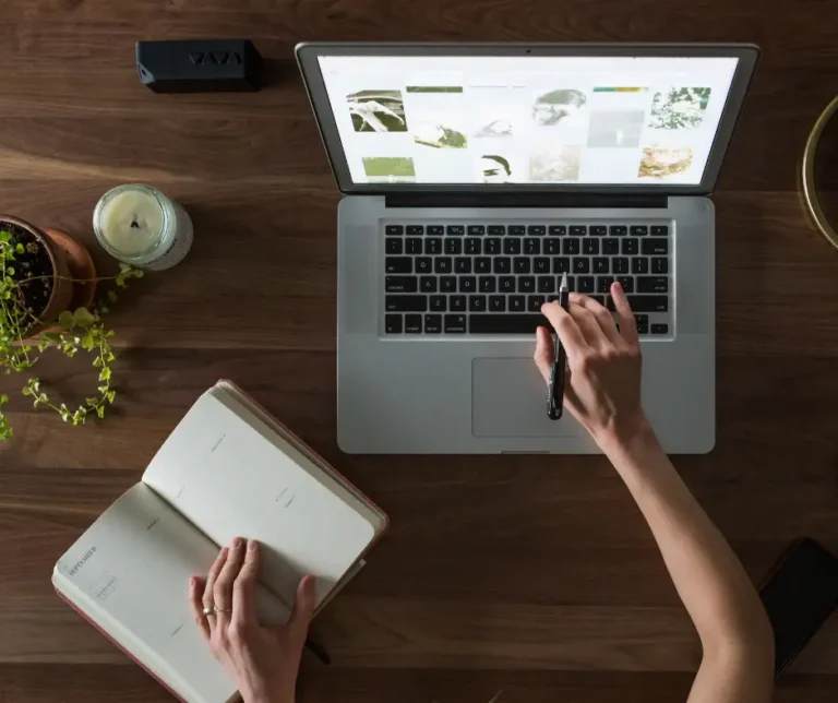 Postazione di lavoro on laptop e planner, mentre si lavora per creare un sito web efficace